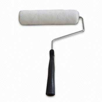 Using a paint roller to apply table gum